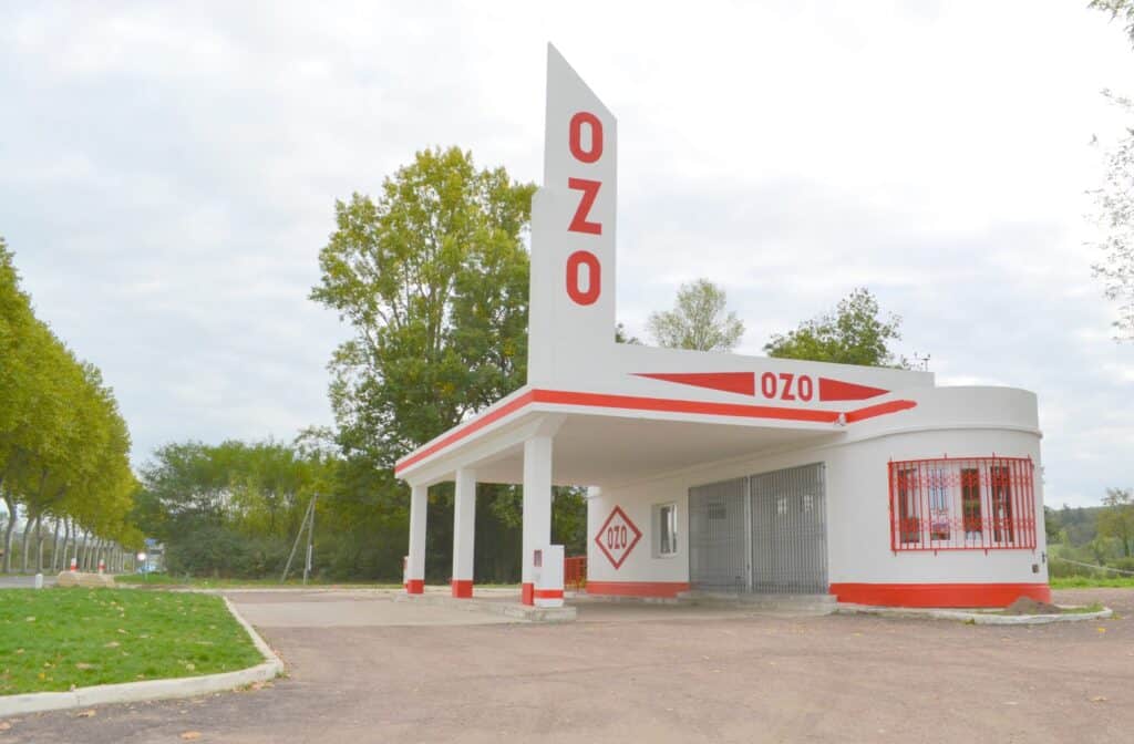 station-service vintage restaurée, une station essence OZO des années 1950 reprend vie à Sainte-Maure-de-Touraine et Coteau mondial de l'auto 2024