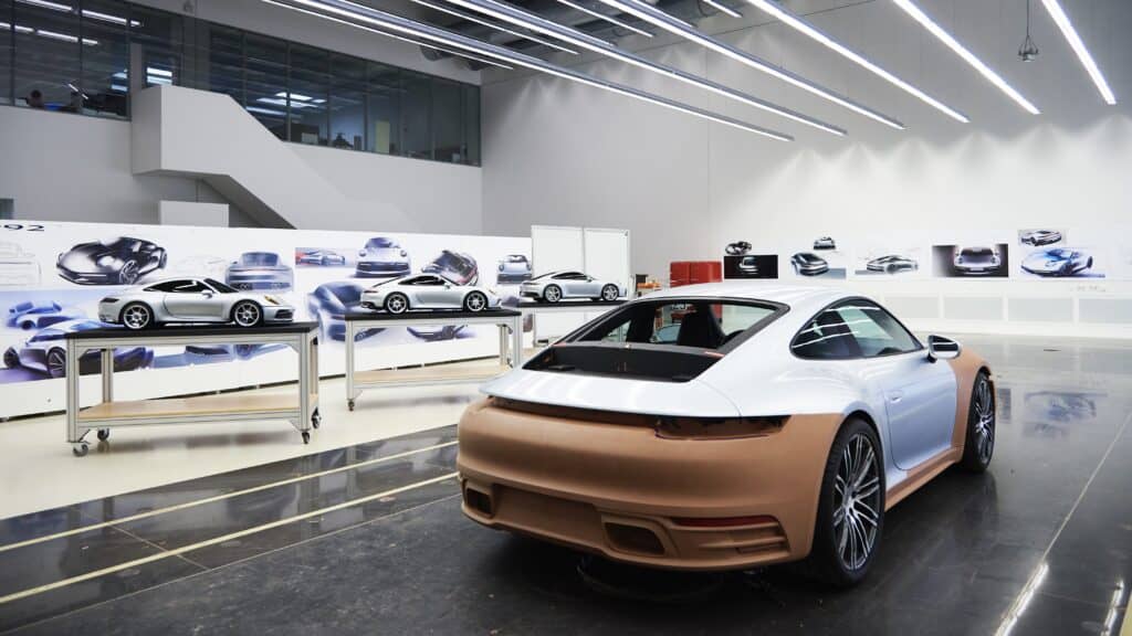 Un modèle Porsche en argile scuplté à Weissach mondial de l'auto 2024