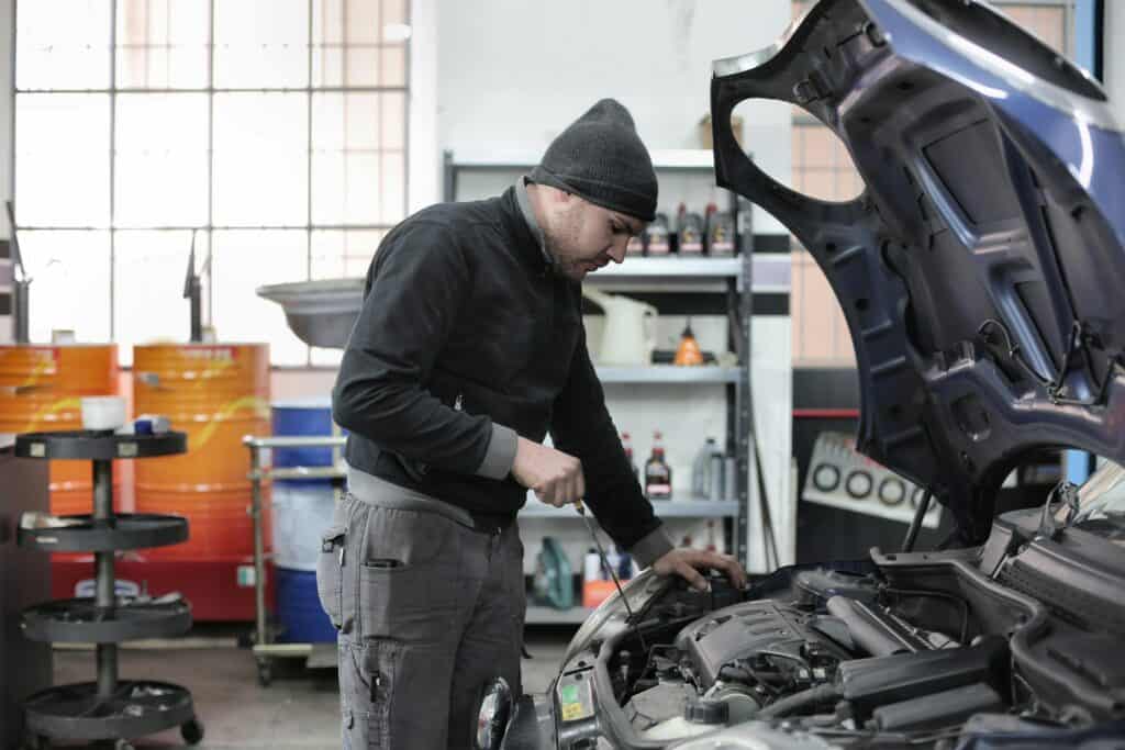 Garagiste vérifiant le niveau d'huile - mondial de l'auto 2024