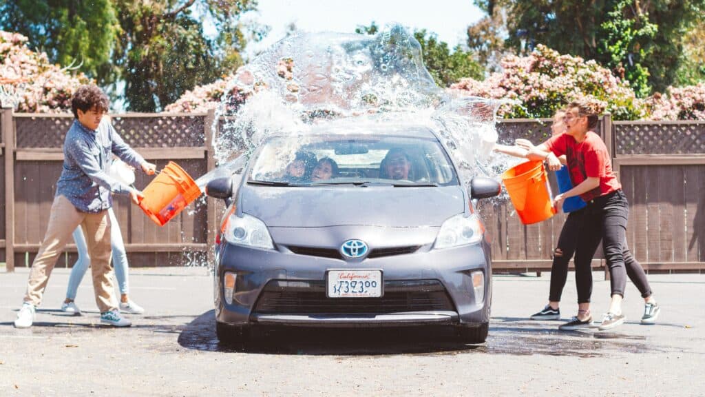 Deux enfants qui lavent une Toyota Prius