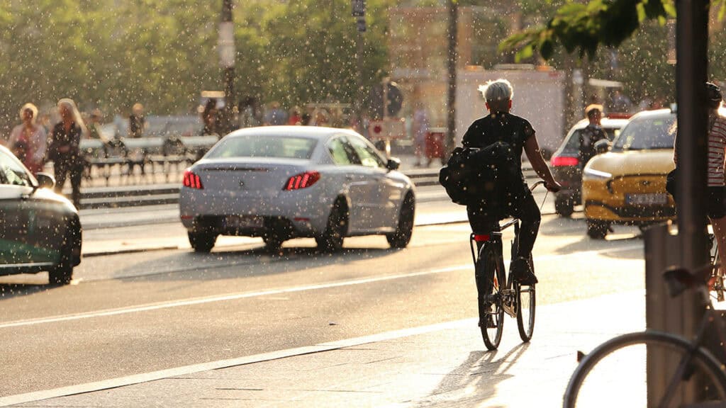 vélo en ville sur la route dépasser une ligne blanche continue est-ce autoriser en cas de cycliste