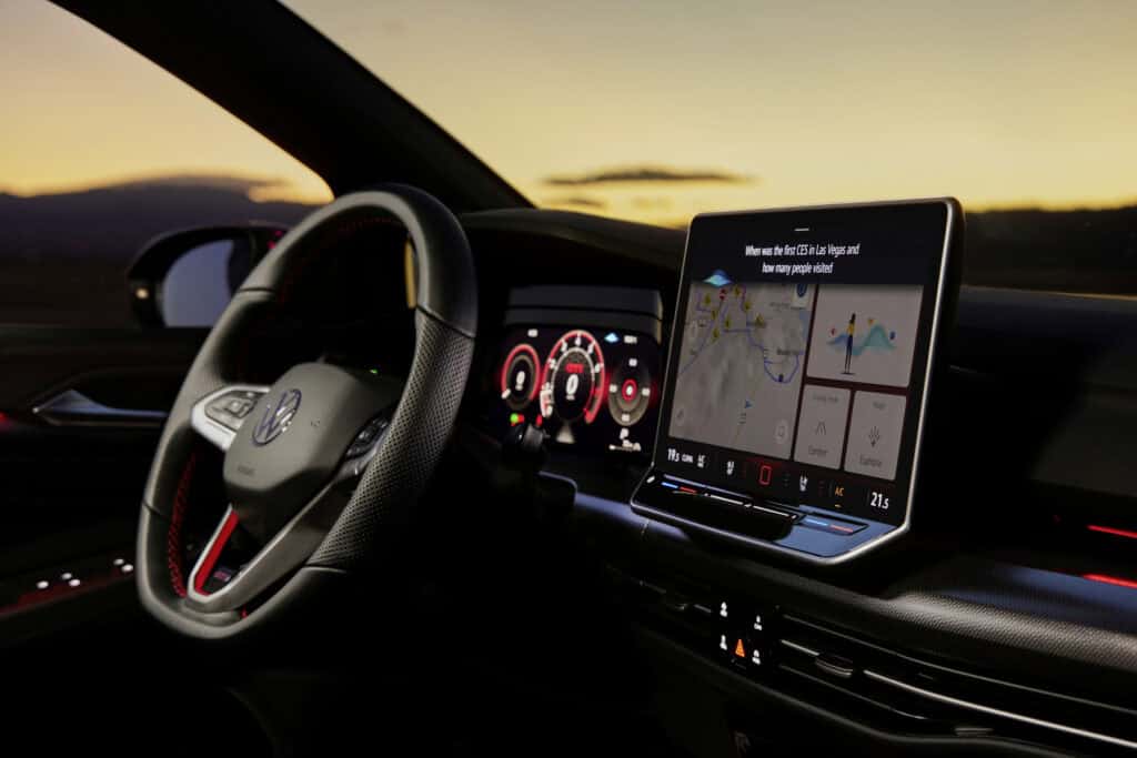 Nouvelle Volkswagen Golf GTI 2024 rouge de l'intérieur vue de l'écran central d'infodivertissement et chatgpt intégré Mondial de l'Auto 2024
