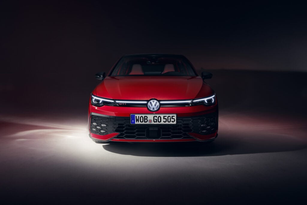 Nouvelle Volkswagen Golf GTI 2024 rouge calandre Mondial de l'Auto 2024