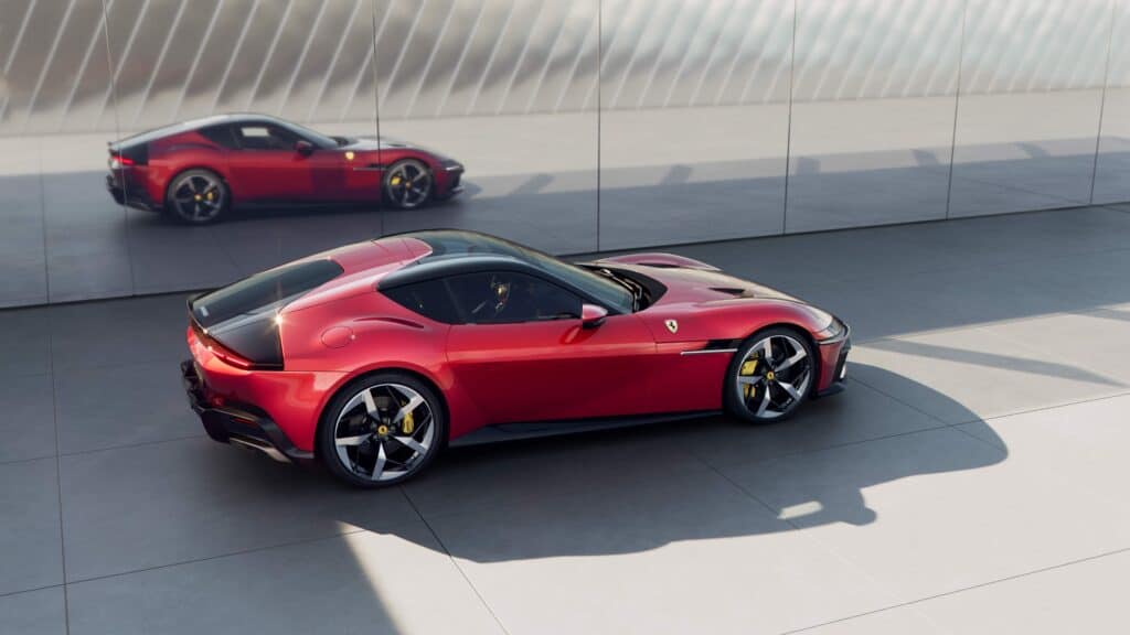 Mondial de l'auto 2024, nouvelle Ferrari 12Cilindri coupé et spider vu de coté 
