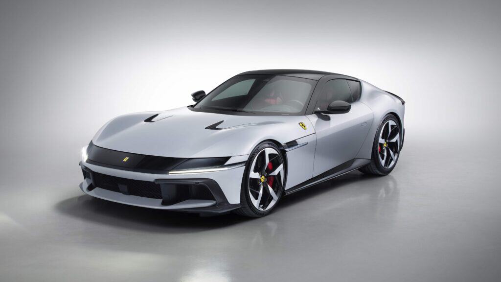 Mondial de l'auto 2024, nouvelle Ferrari 12Cilindri coupé et spider vu de 3/4