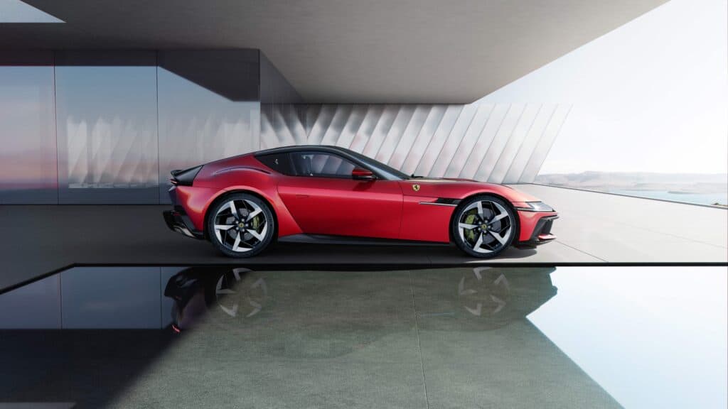 Mondial de l'auto 2024, nouvelle Ferrari V12 vu de coté 