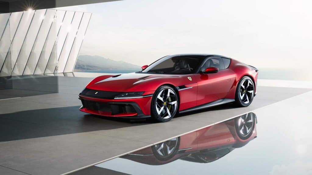 Mondial de l'auto 2024, Ferrari 12Cilindri coupé et spider - vu de face et de coté 