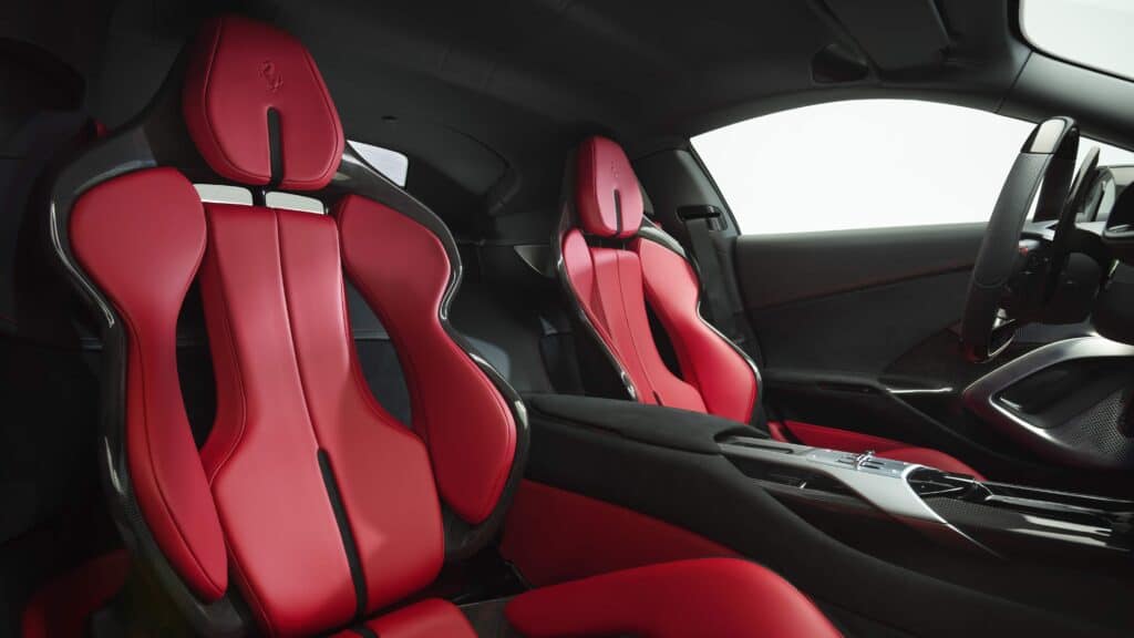 Mondial de l'auto 2024, nouvelle Ferrari 12Cilindri coupé et spider - vu des sièges 