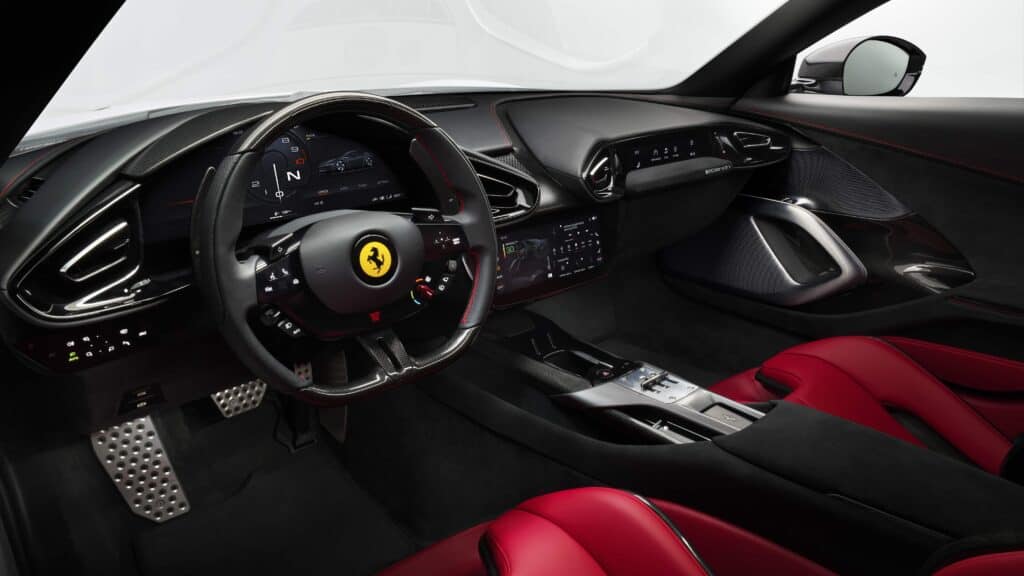 Mondial de l'auto 2024, nouvelle Ferrari 12Cilindri coupé et spider, vu de l'intérieur 
