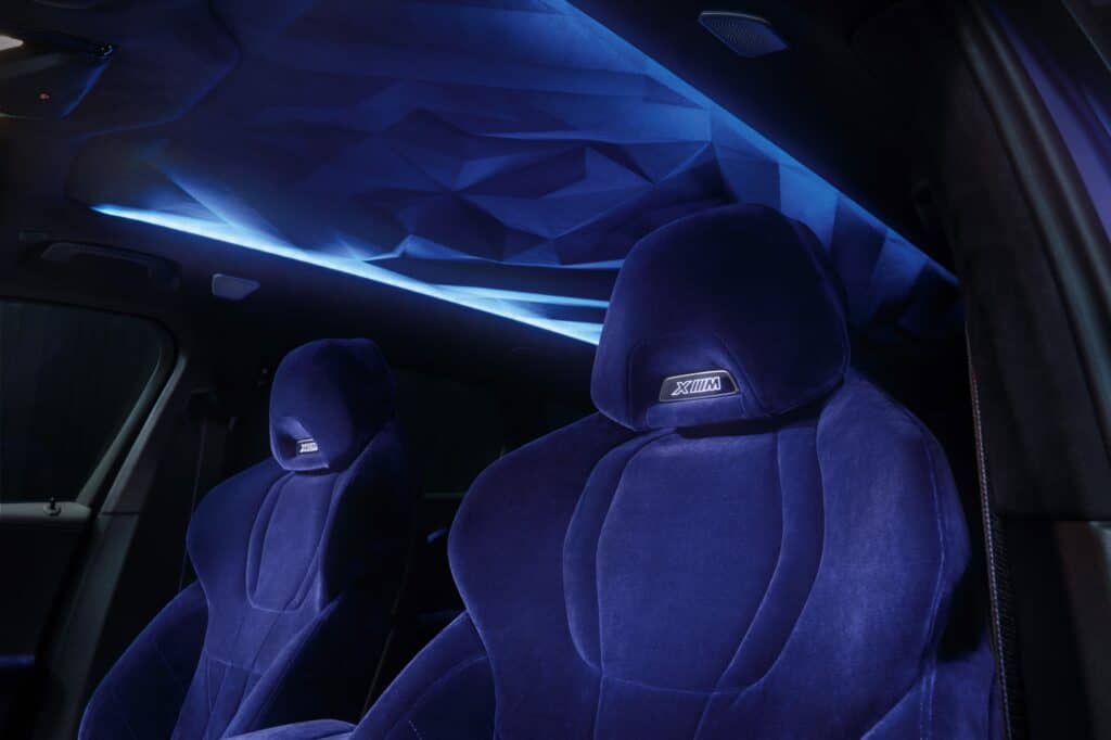 Mondial de l'Auto 2024, Naomi Campbell collaboration BMW, festival de cannes, intérieur et sièges en velours et matériaux nobles