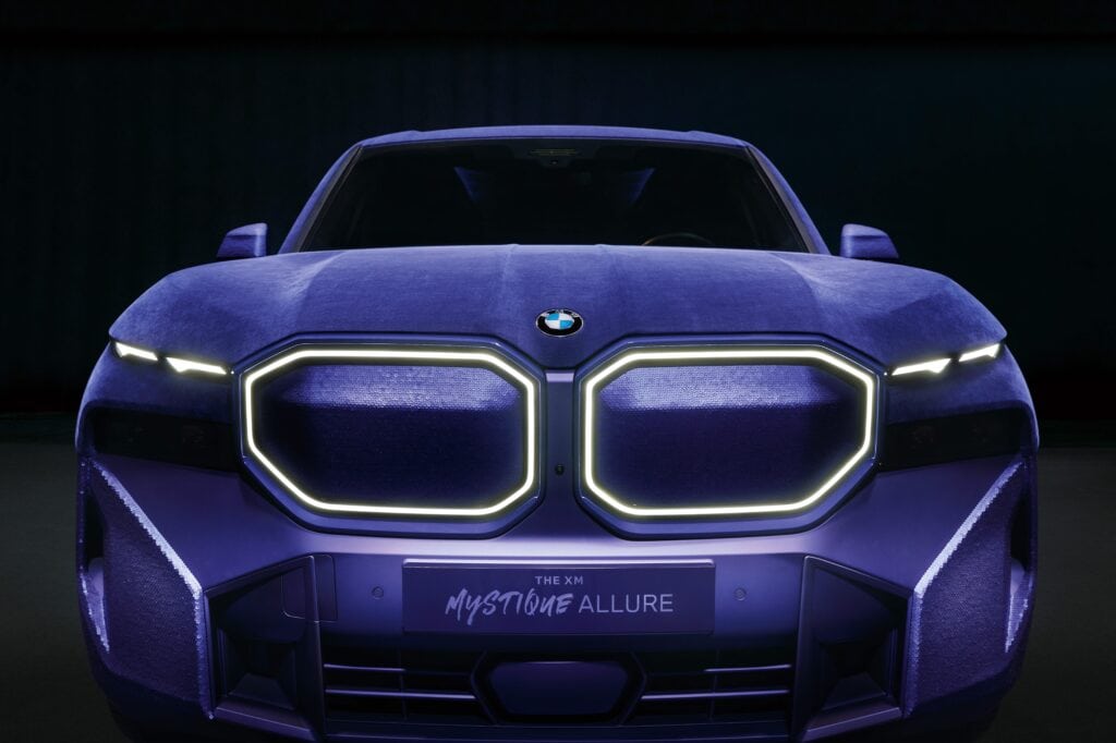 Mondial de l'Auto 2024, Naomi Campbell collaboration BMW XM Mystique Allure, festival de cannes vue face avant et calandre 