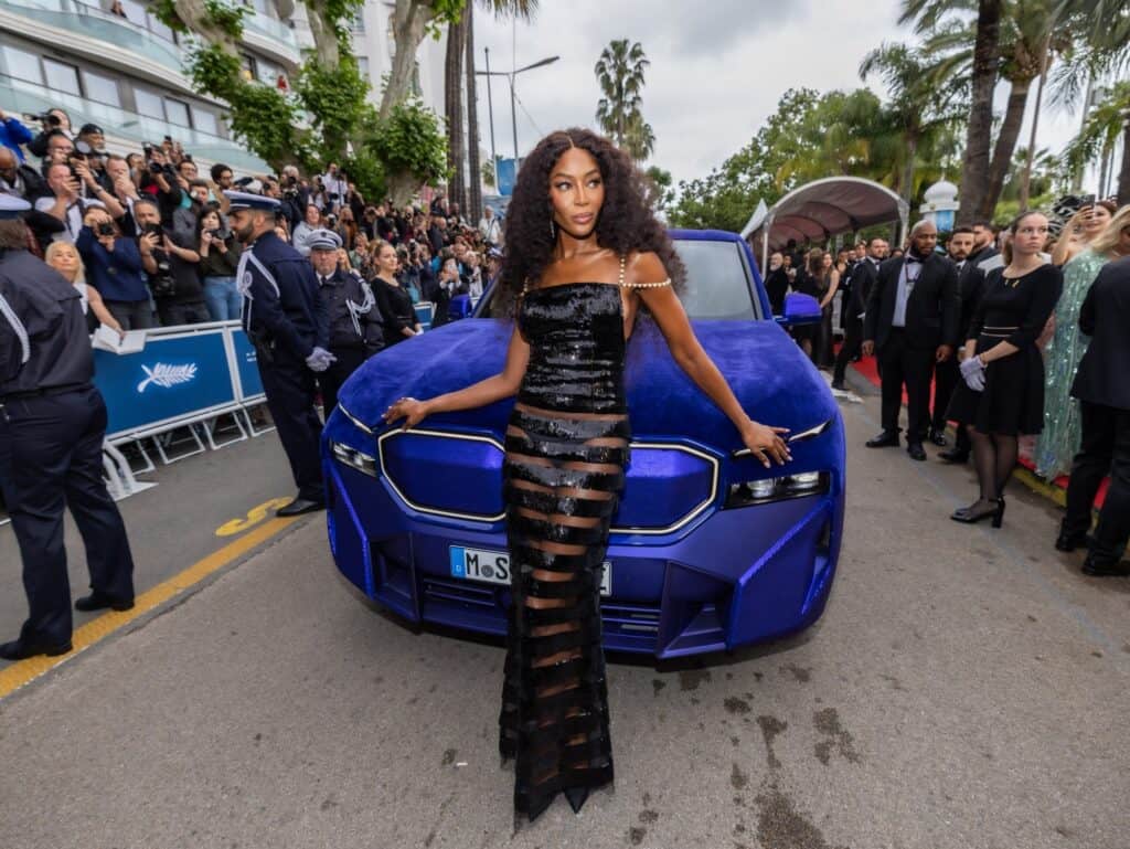 Mondial de l'Auto 2024, Naomi Campbell pose en robe devant sa nouvelle collaboration auto mode et luxe BMW XM Mystique Allure, festival de cannes