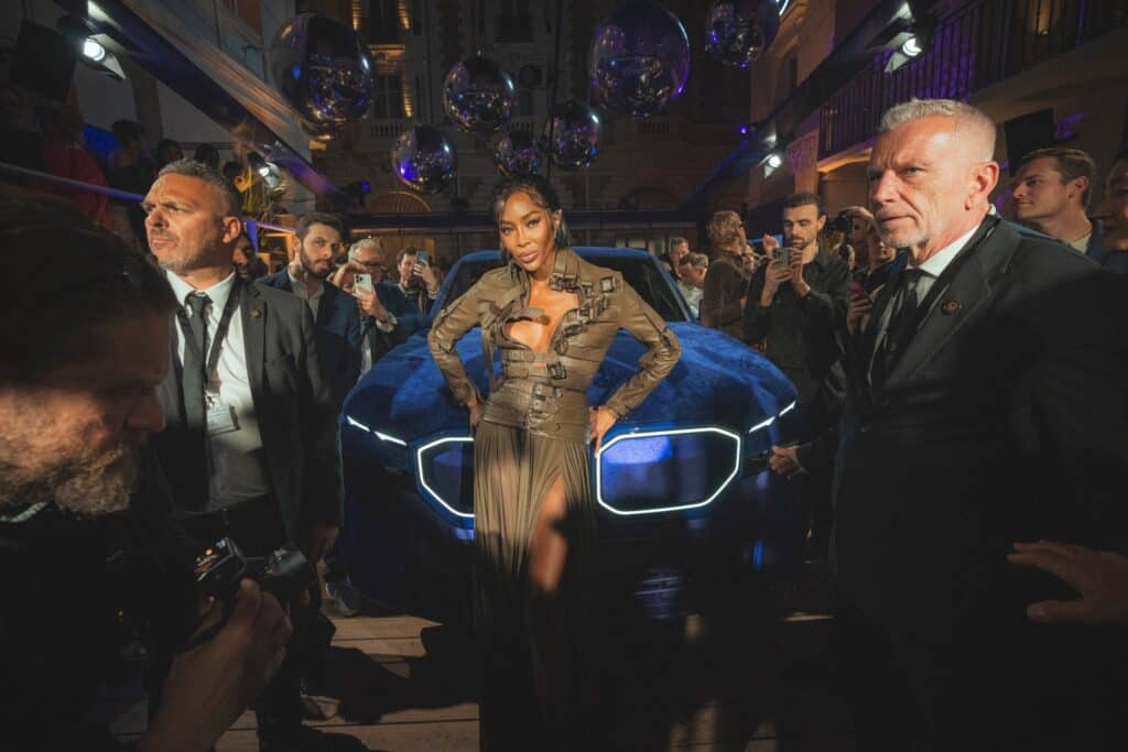 Mondial de l'Auto 2024, Naomi Campbell collaboration BMW XM Mystique Allure, festival de cannes pose devant le tapis rouge
