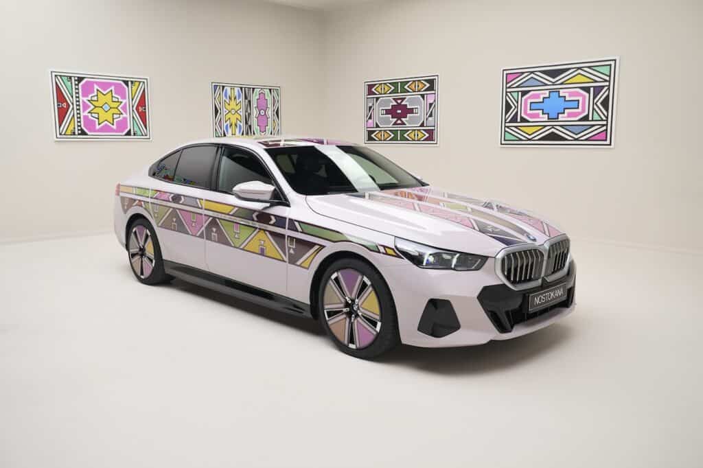 Mondial de l'auto 2024 BMW i5 Flow et sa carrosserie qui change de couleurs en une demi seconde