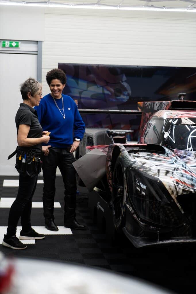 Mondial de l'auto, Julie Mehretu collabore avec les équipes techniques et les pilotes BMW pour conncevoir la BMW M Hybrid V8 #20 Art Car