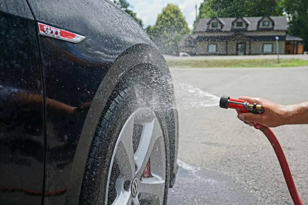 Lavage voiture avec un jet d'eau - mondial de l'auto 2024