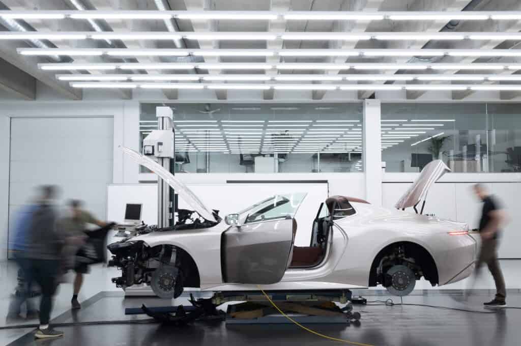Mondial de l'auto 2024, BMW Concept Skytop, Conception traditionnelle à l'usine BMW de Dingolfing