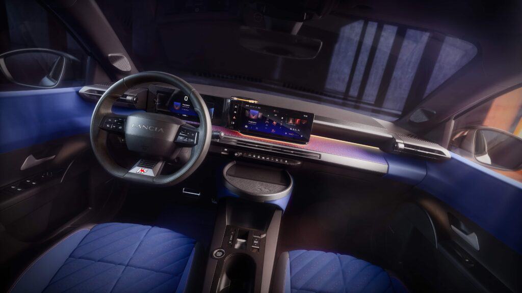Mondial de l'auto 2024, l'intérieur de la Lancia Hypsilon HF 2025, poste de pilotage, performance et style