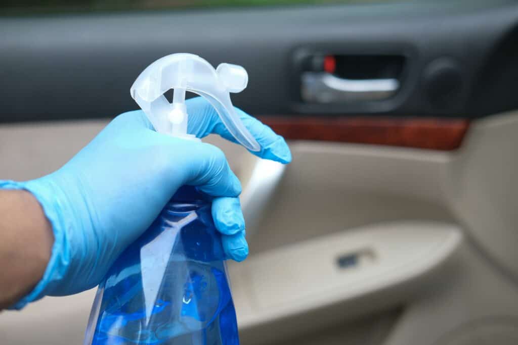 spray produit nettoyant pour bien nettoyer sa voiture sans eau - mondial de l'auto 2024