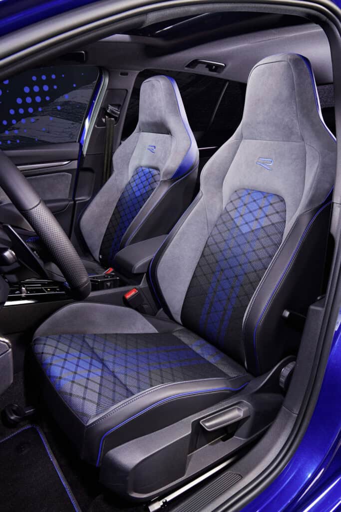 sièges, alcantara sport avec appuie-tête intégrés  VW, mondial de l'auto 2024