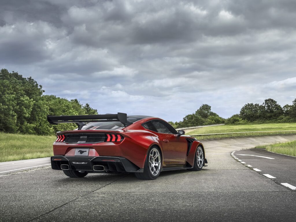 Ford Mustang GTD (2025) vue arrière, aile bombée et aileron démesuré pour une aérodynamique efficace et active mondial de l'auto