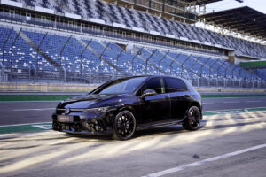 vue avant gauche de la Nouvelle Volkswagen Golf R Black Edition, noire, mondial de l'auto 2024