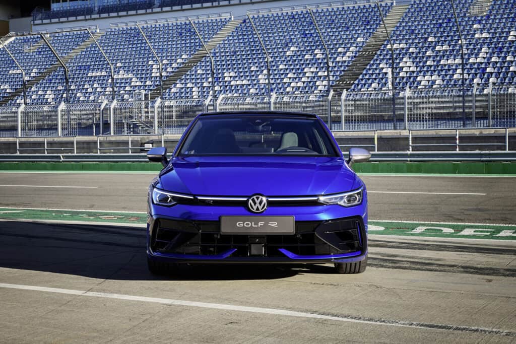 nouvelle Volkswagen Golf R vue avant pit lane circuit, mondial de l'auto 2024,