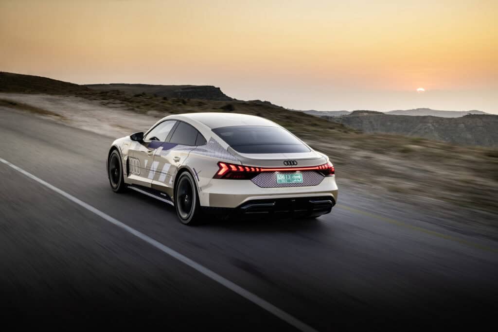 Audi e-tron GT prototype de l'arrière sur la route - mondial de l'auto 2024
