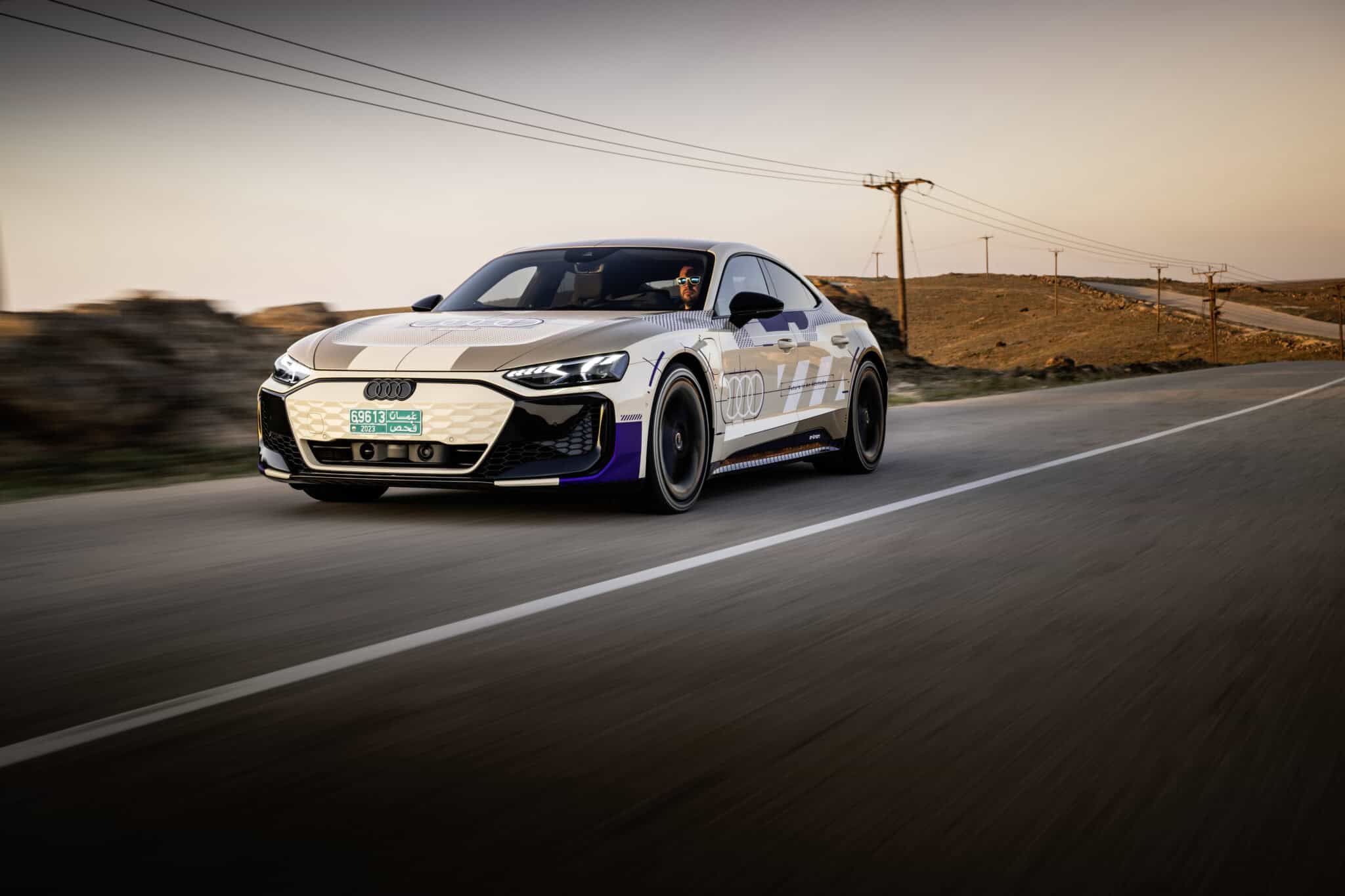Audi e-tron GT prototype de face sur la route - mondial de l'auto 2024