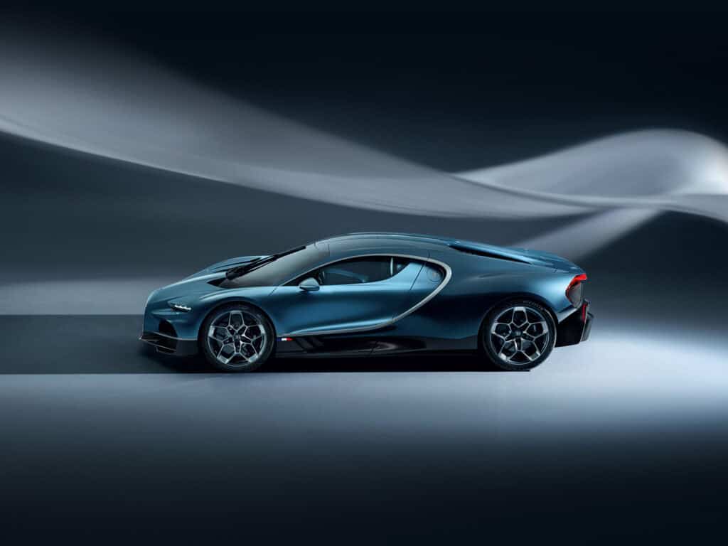 profil gauche de la Nouvelle Bugatti Tourbillon 2026, bicolor bleu, mondial de l'auto 2024
