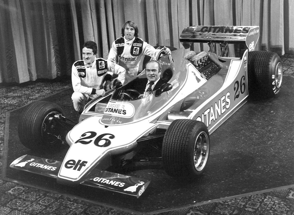 Guy Ligier à bord de la Ligier 3 entouré de Patrick Depailler et Jacques Laffite