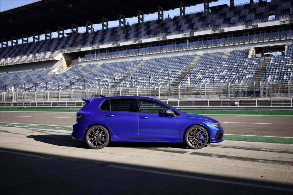 mondial de l'auto 2024, nouvelles Volkswagen Golf R profil vu de droite pit lane circuit