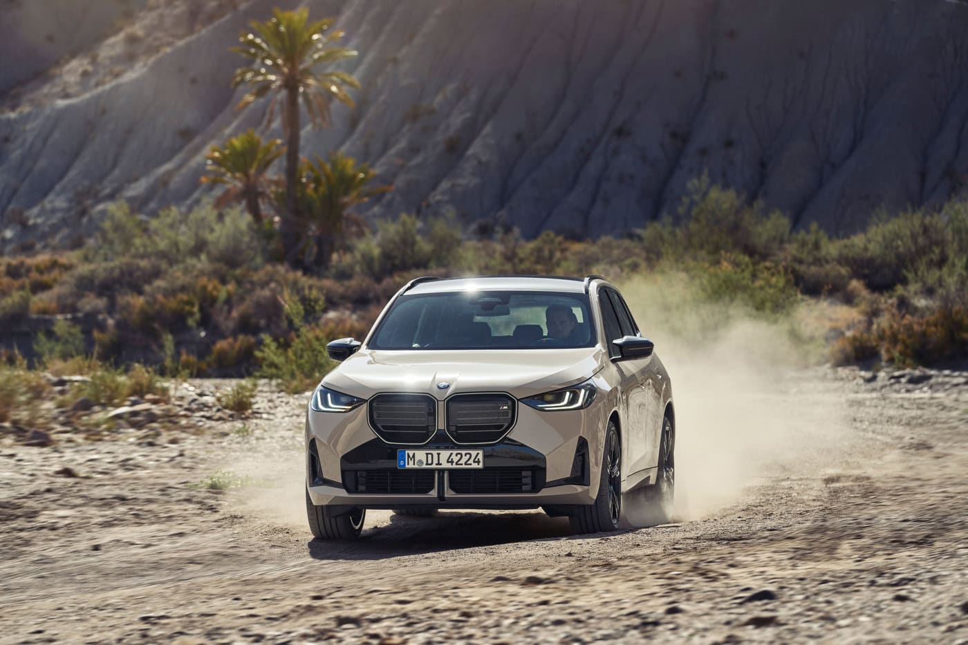 Nouveau BMW X3 M50 xDrive 2024 G45 de 398 ch, vue de face, roulage tout terrain, mondial de l'auto 2024