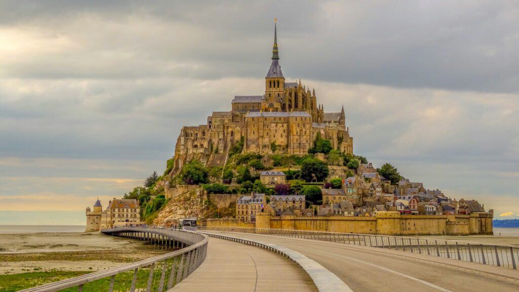 la voiture est le moyen de transport préféré des francais - photo du mont saisnt michel - mondial de l'auto 2024