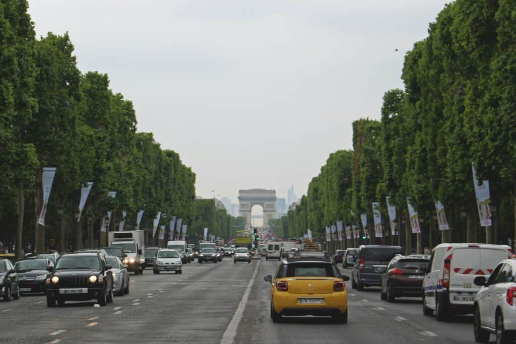 la voiture est le miyen de transport préfére des francais - photo des champs élysées circulation des voitures - mondial de l'auto 2024