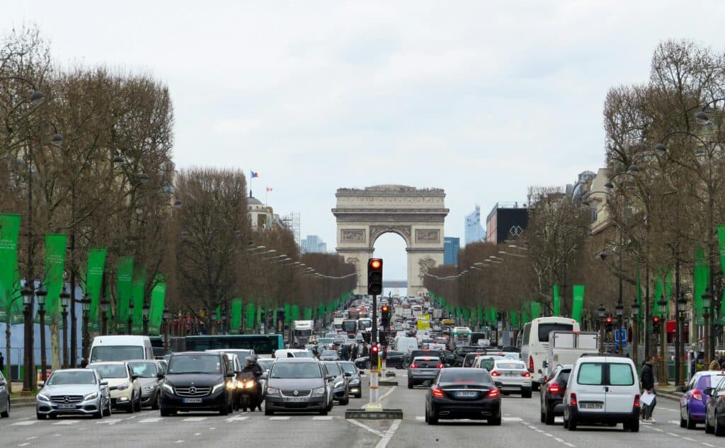 Embouteillage sur la route - photo d'embouteillage a paris aux heures de pointes - mondial de l'auto 2024