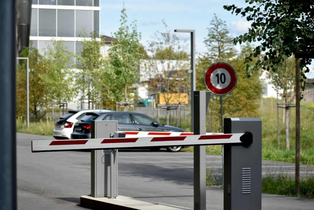 Voitures garées en plein soleil dans un parking - mondial de l'auto 2024