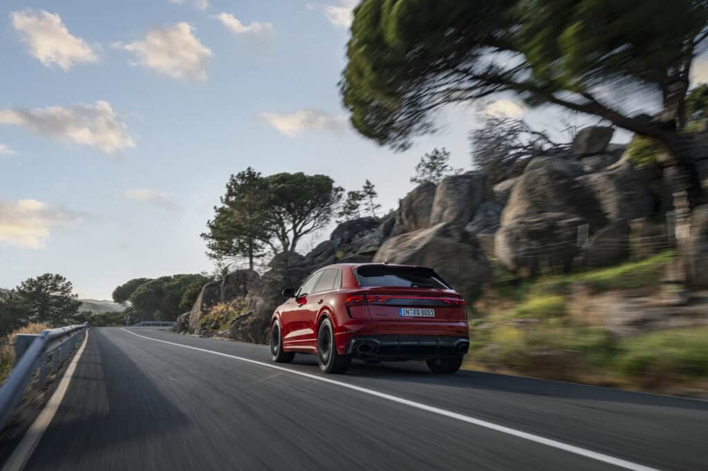Audi RS Q8 performance, système de freinage en céramique RS de série, mondial de l'auto, roulage montagne vue arriere rouge 