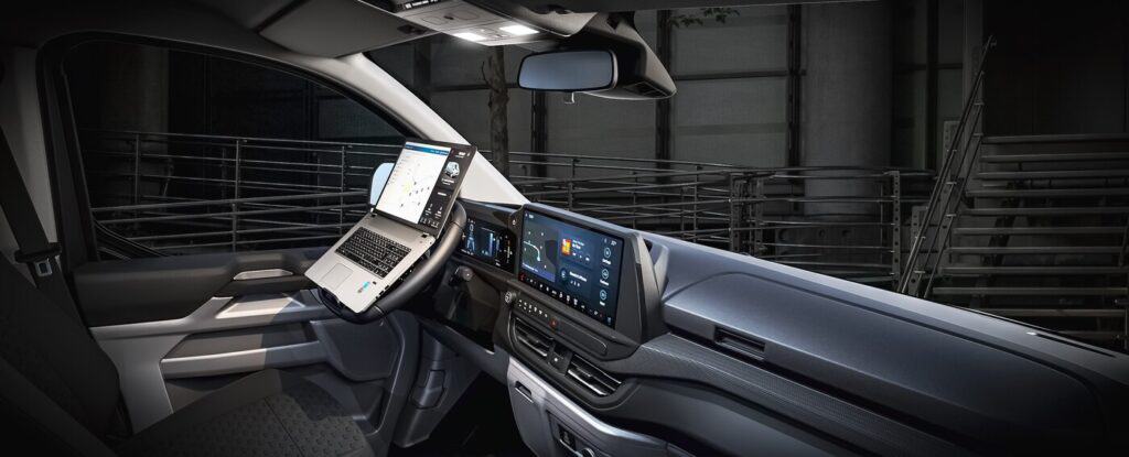 Mondial de l'auto 2024, équipement et innovations du Pack Bureau Mobile : volant inclinable transformable en bureau, Ford Pro Power Bank Toit ouvrant, climatisation