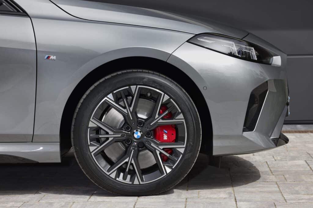 Mondial de l'auto 2024, nouvelle BMW Série 1, jantes alliage léger M 18 pouces
