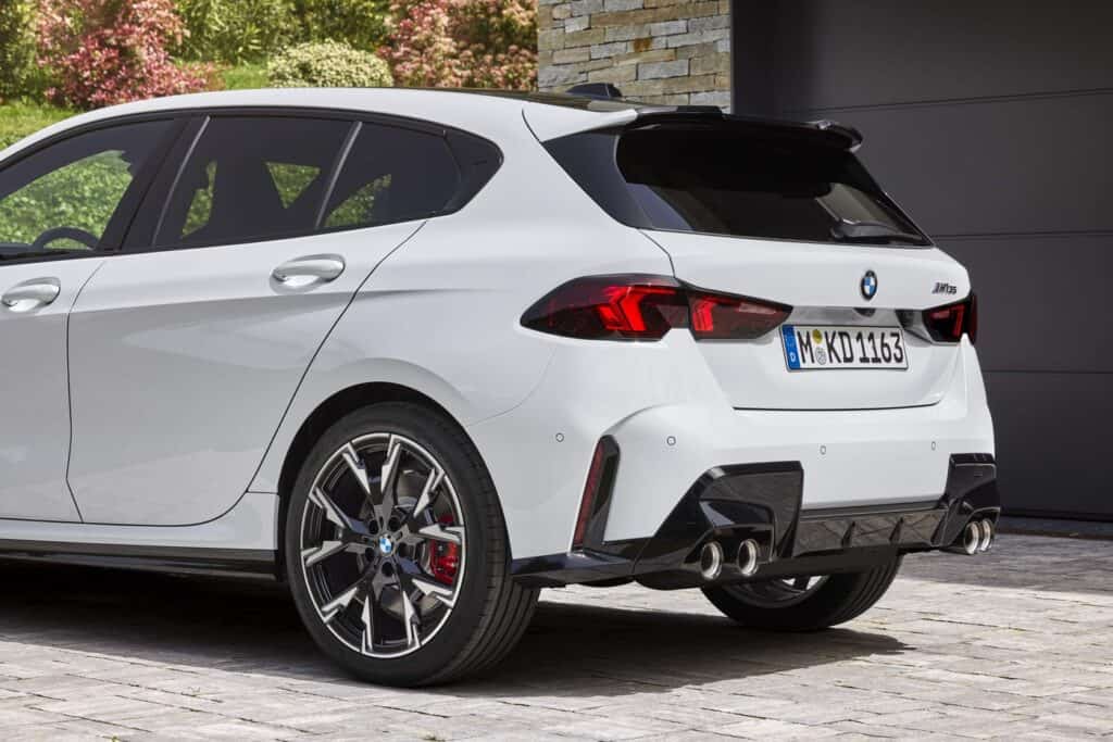 Mondial de l'auto 2024, arrière sportif de la nouvelle BMW M135 xDrive 2024 vue arrière gauche, blanche