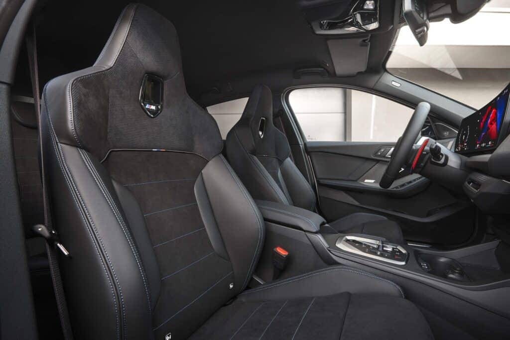 Mondial de l'auto 2024, photo des BMW Série 1 et BMW M135 xDrive 2024 sièges intérieur, similicuir « Veganza » / M Veganza/Alcantara / et Econeer en polyester recyclé 