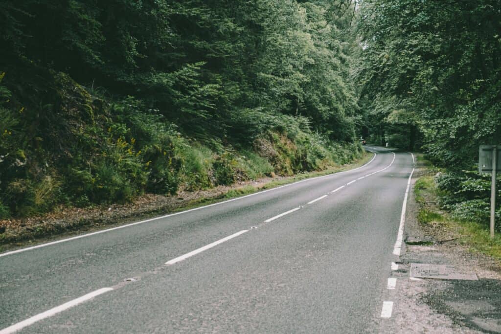 représentation d'une route avec une ligne blanche discontinue - mondial de l'auto 2024 