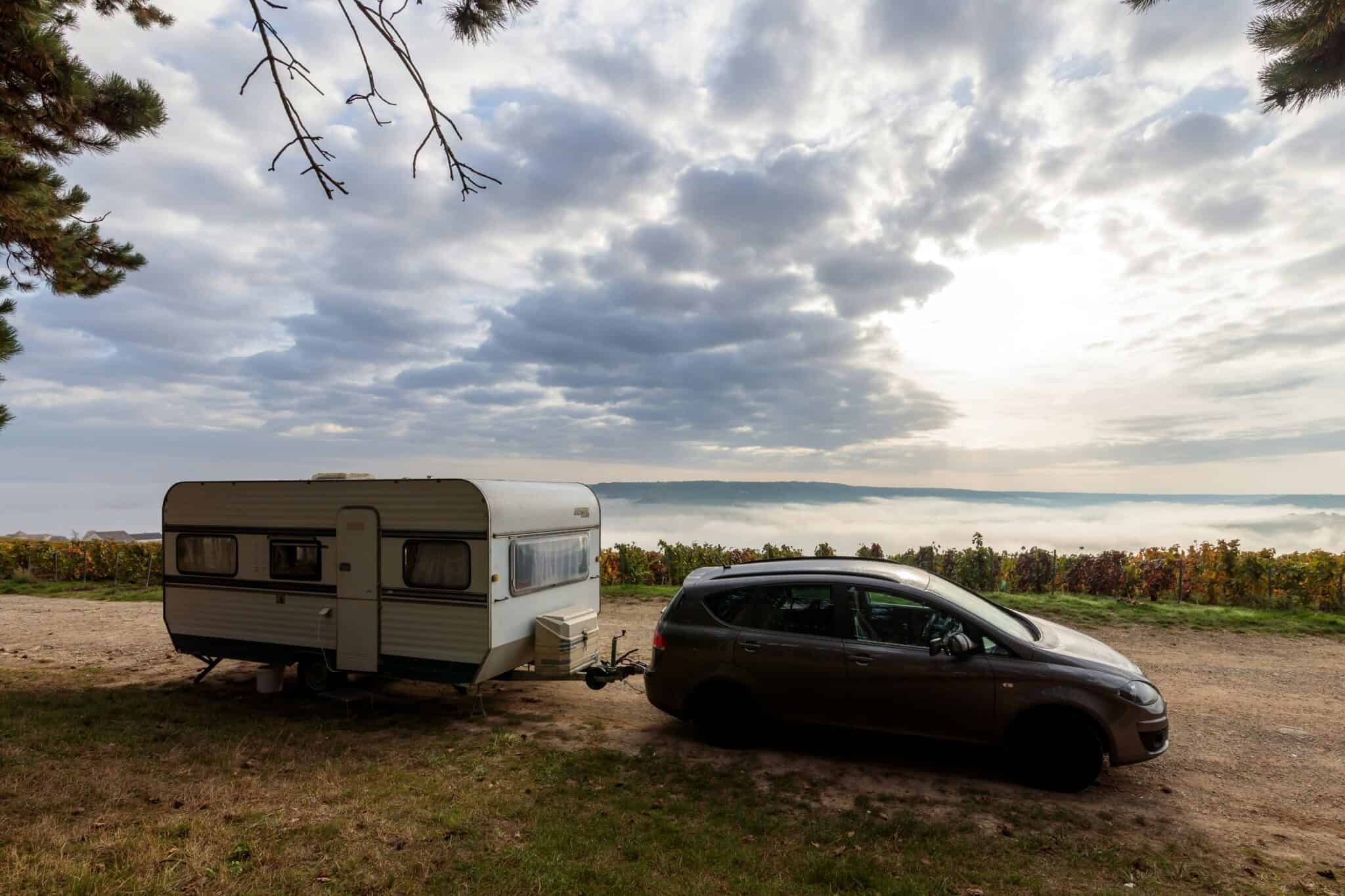 La voiture est le moyen de transport préféré des frabcias - photo d'une voiture qui tracte une caravane - mondial de l'auto 2024