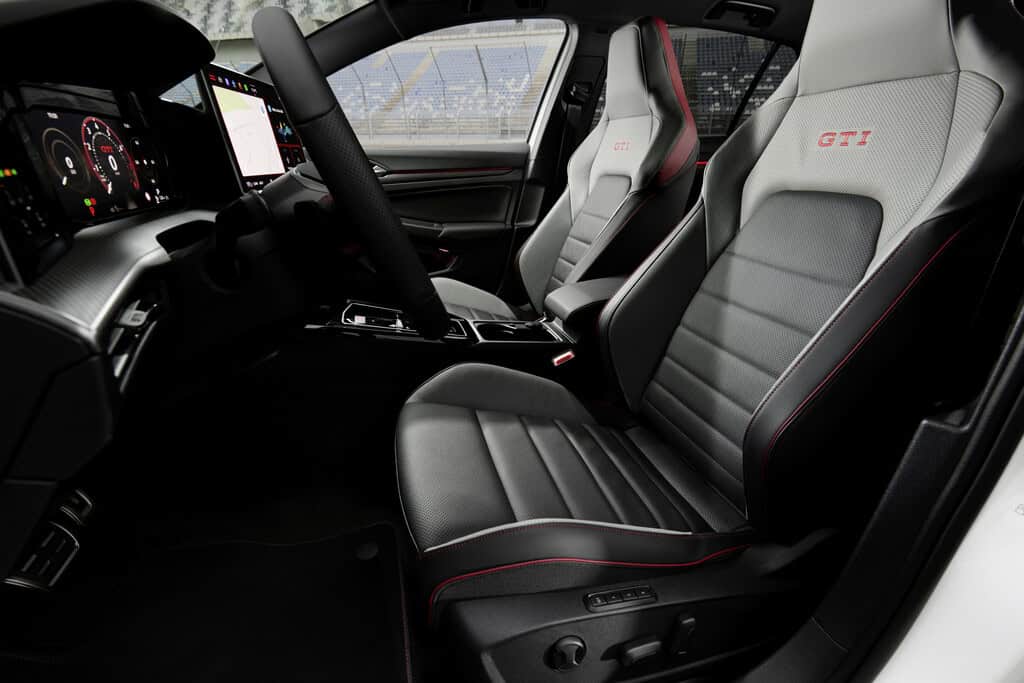 Mondial de l'auto 2024, l'intérieur de la Volkswagen Golf GTI Clubsport 2024 sièges « ArtVelours » de série