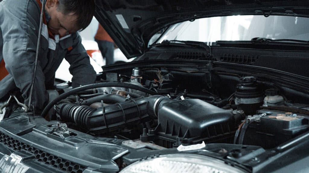 réparation de voiture - photo d'un garagiste entrain de vérifier l'embrayage une voiture - mondial de l'auto 2024