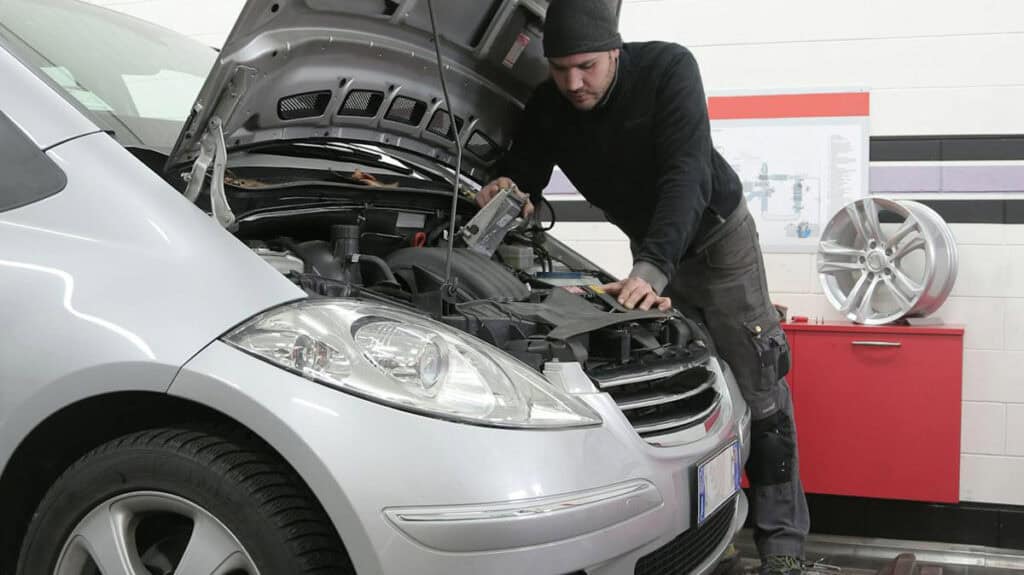 garagiste entrain de faire les vérifications des niveaux - mondial de l'auto 2024