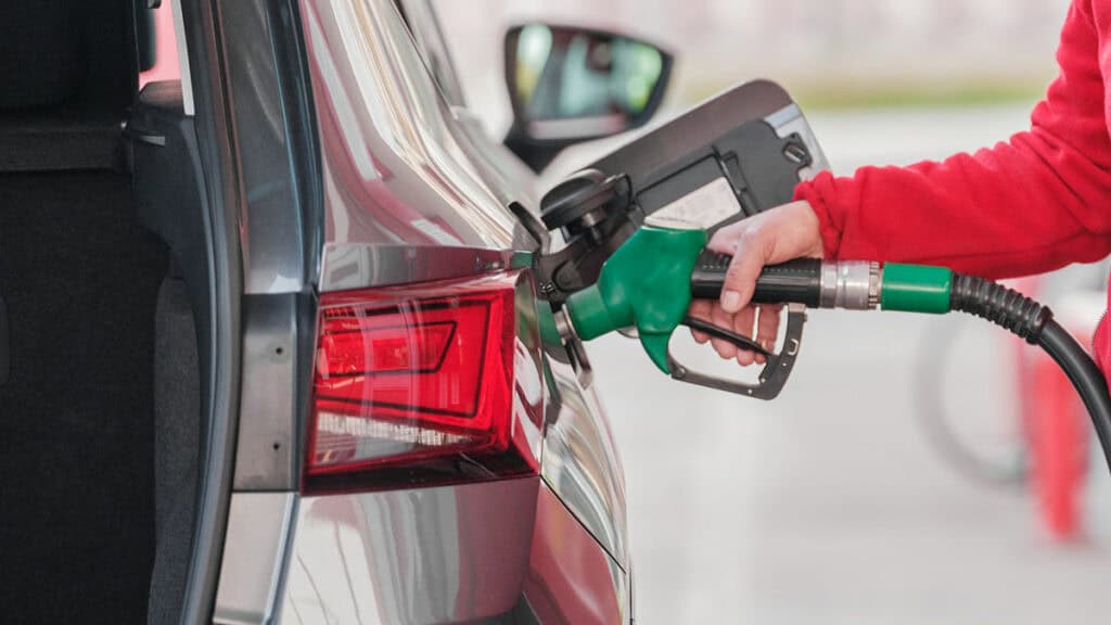 photo d'une station service pendant un plein d'essence - mondial de l'auto 2024