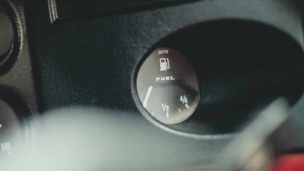 jauge de carburant d'une voiture - mondial de l'auto 2024