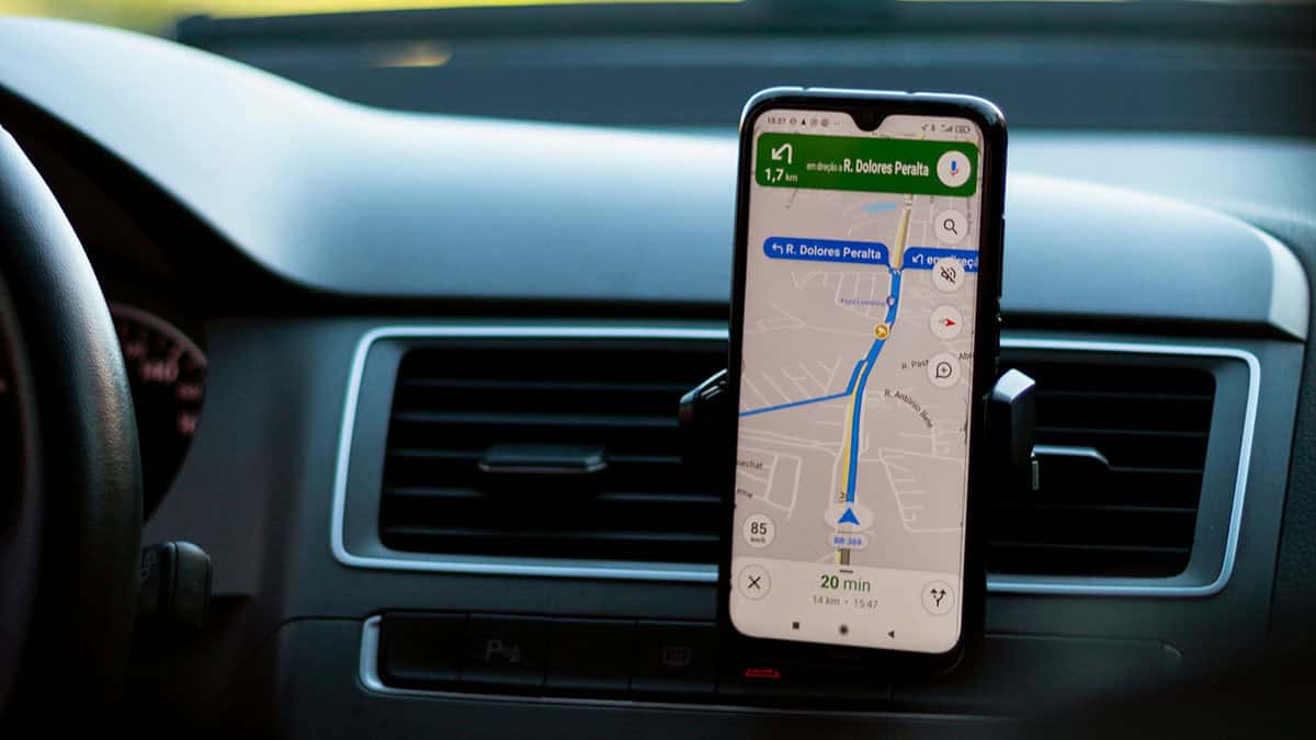 application mobile pour voitures electriques - photo d'un smartphone ouvert sur l'application dans une voiture - mondial de l'auto 2024